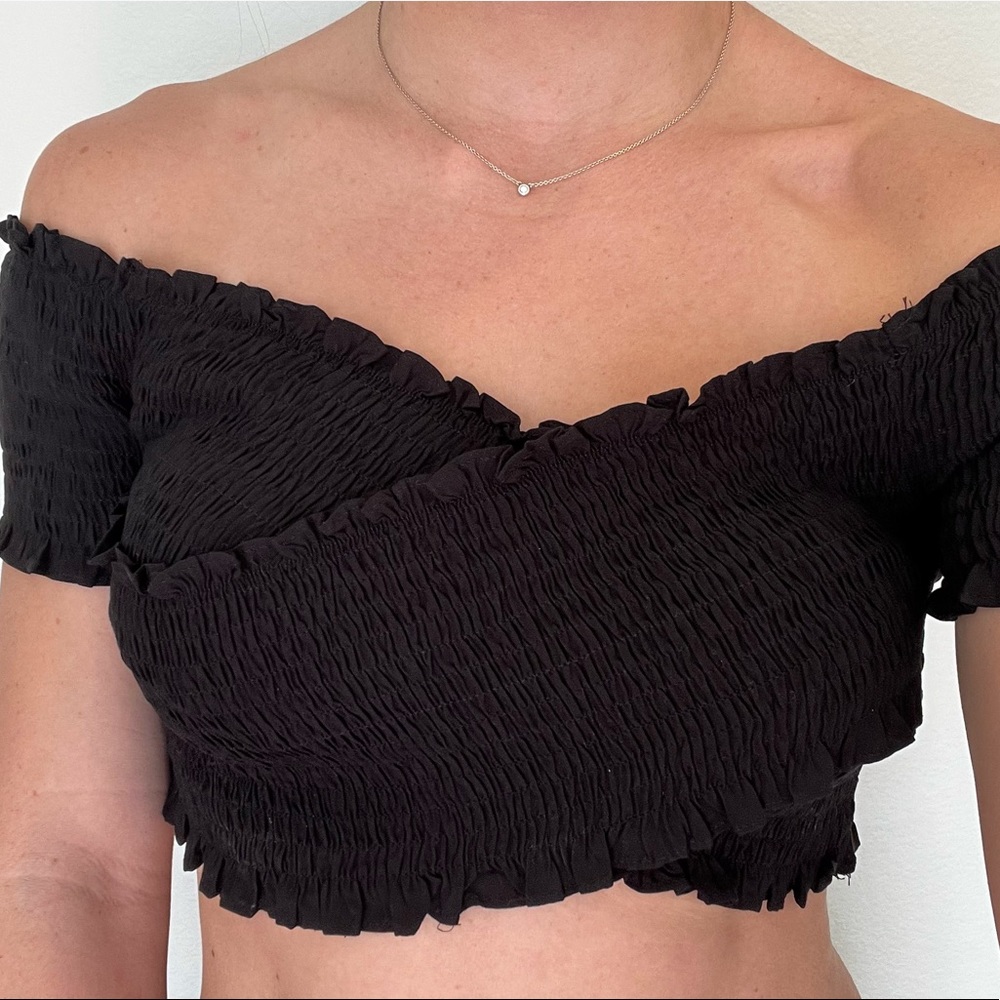 OFF THE SHOULDER CRISS CROSS CROP TOP